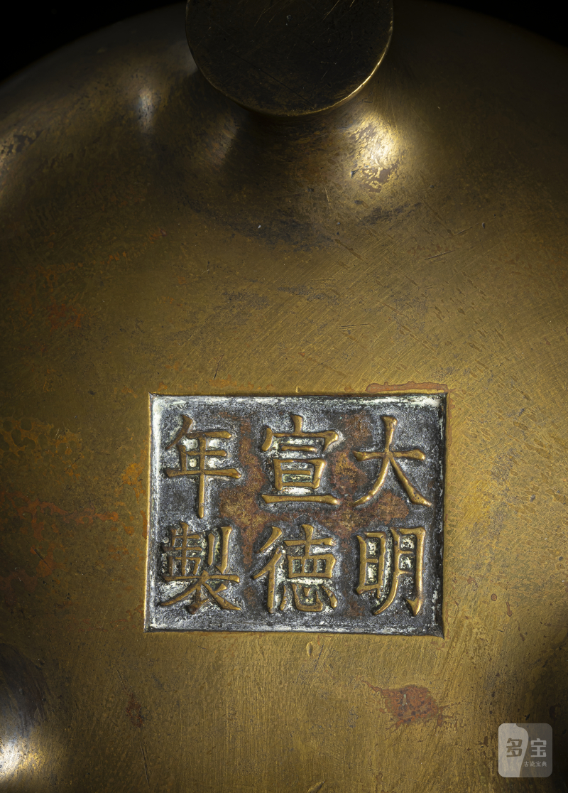 A flat heavy cast incense burner made of gold-coloured bronze on three short feet - 图3